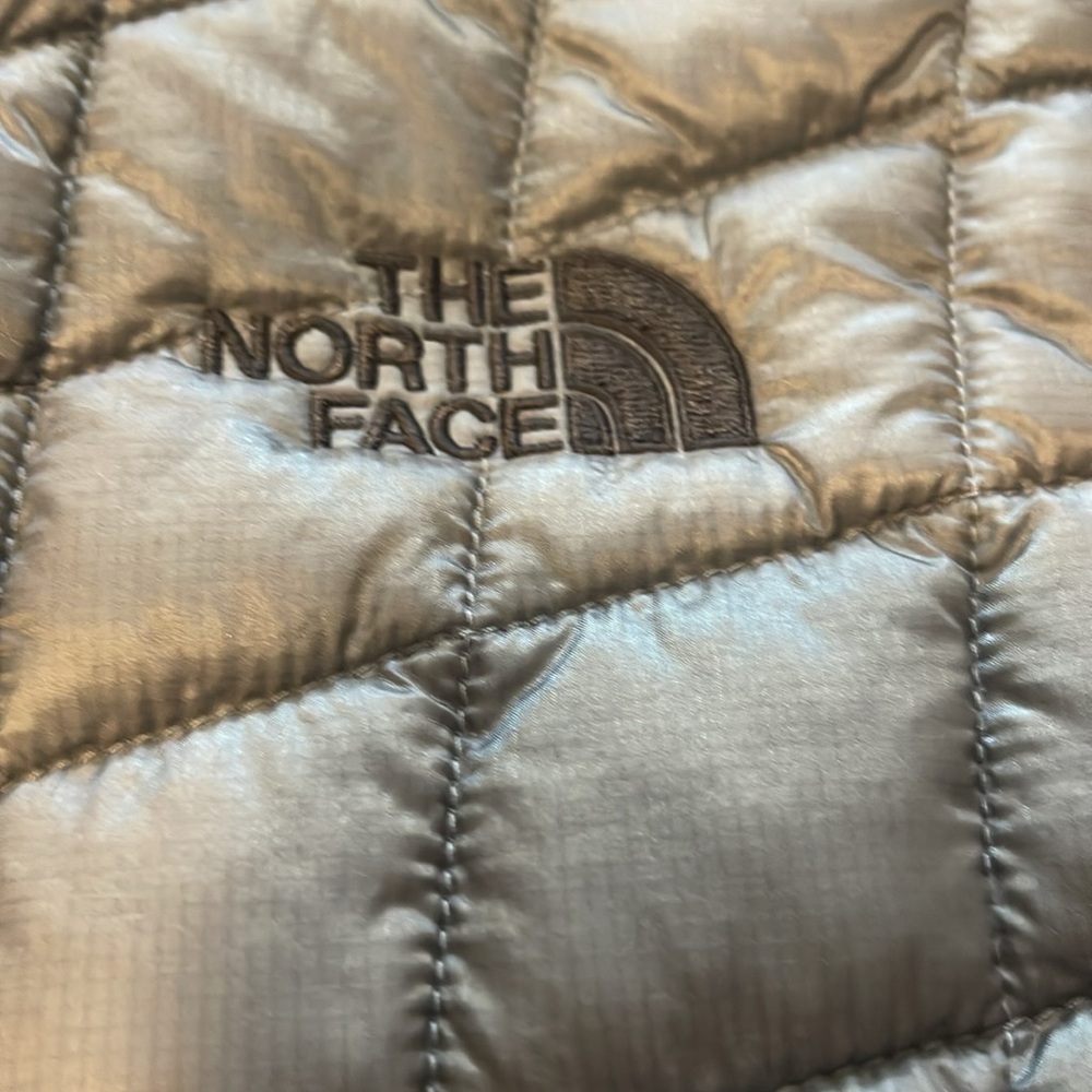 The North Face Silver Thermoball Trekker Puffer Quilted Vest - Picture 7 of 8